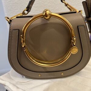 CHLOE
Calfskin Suede Small Nile Bracelet
Bag Motty Grey